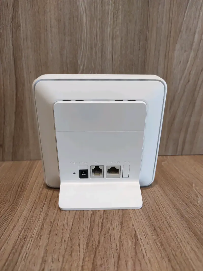 Router Huawei blanco con adaptador - 3