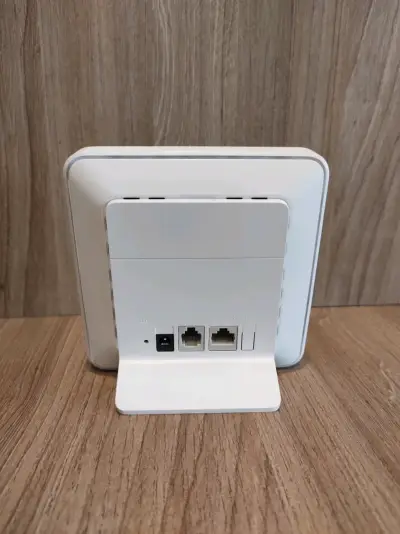 Router Huawei blanco con adaptador - miniatura 3
