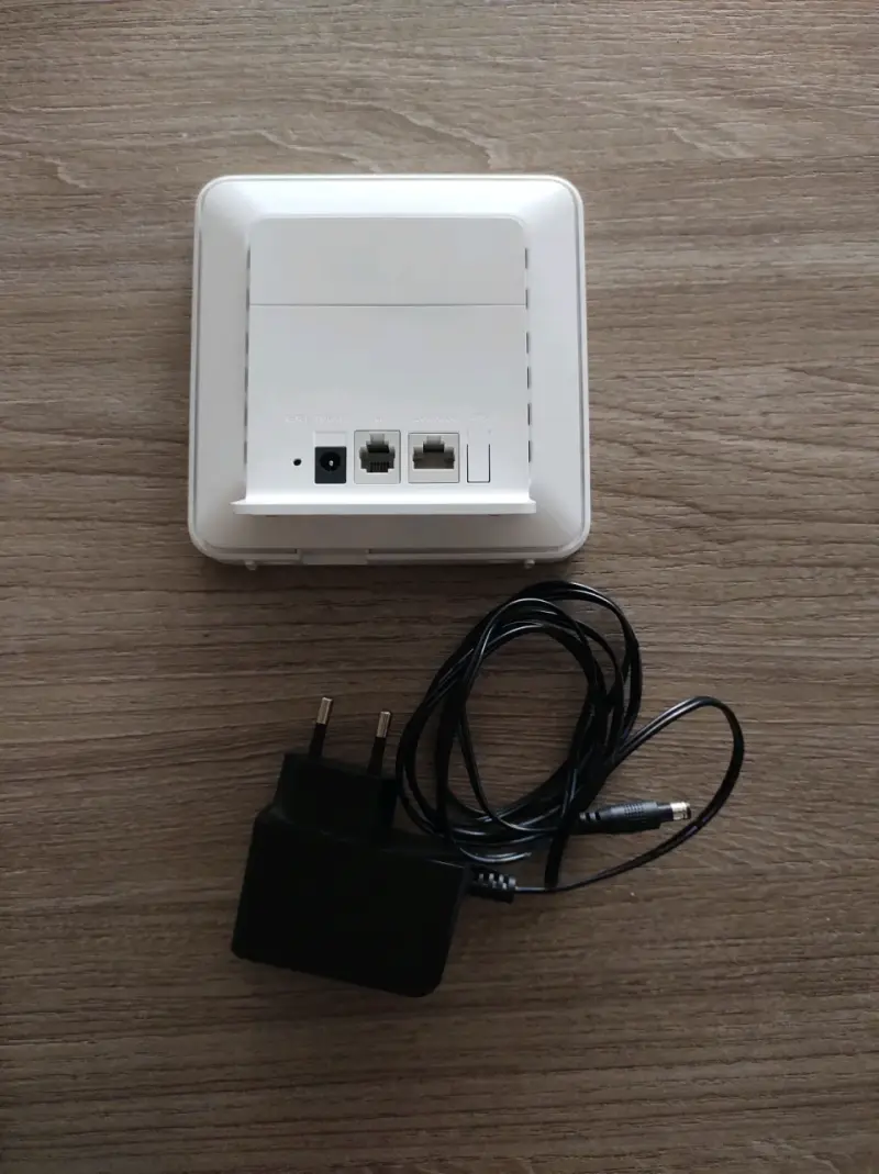 Router Huawei blanco con adaptador - 4