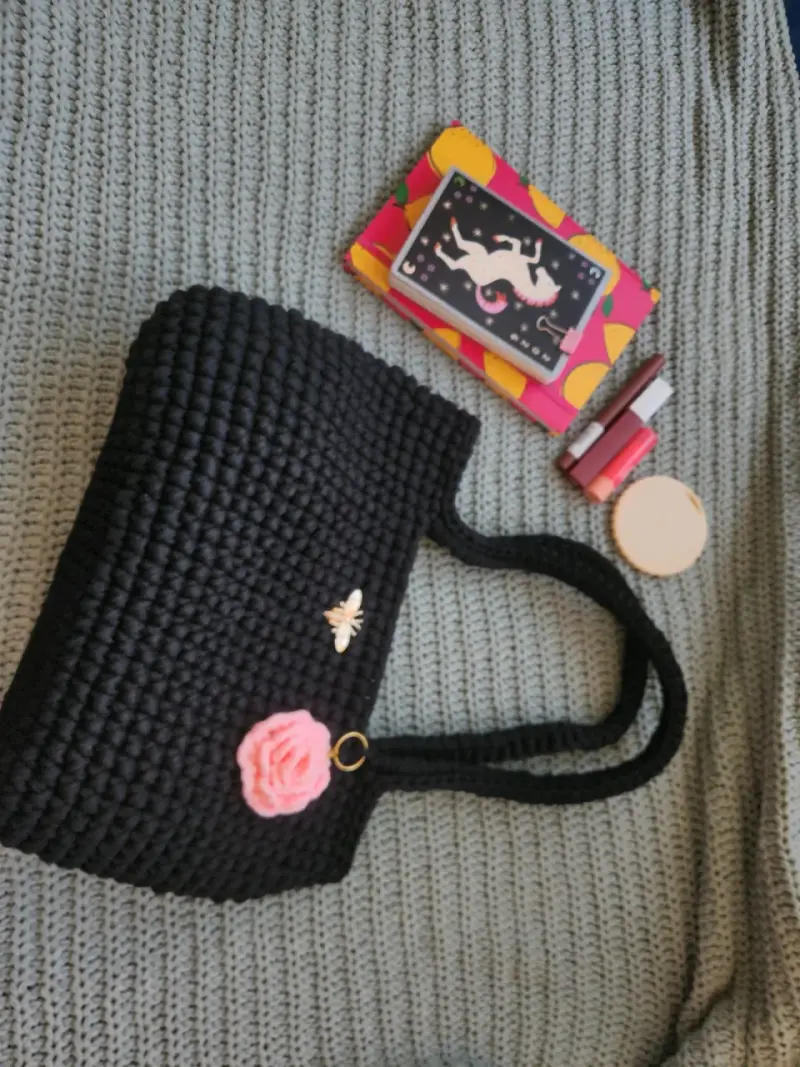 Bolso tejido a mano negro sin accesorios