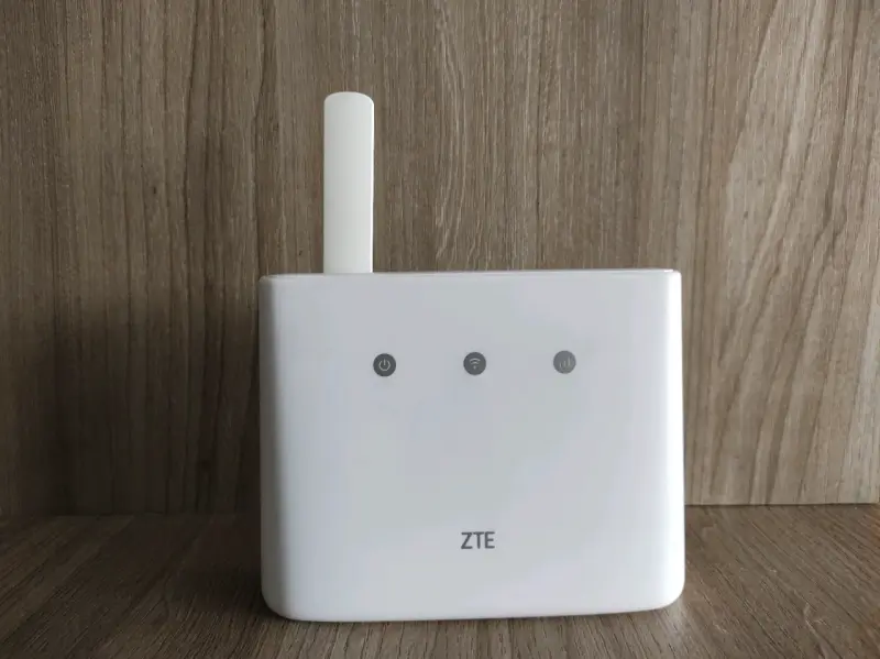 Router WiFi 4G ZTE con Antena - 1