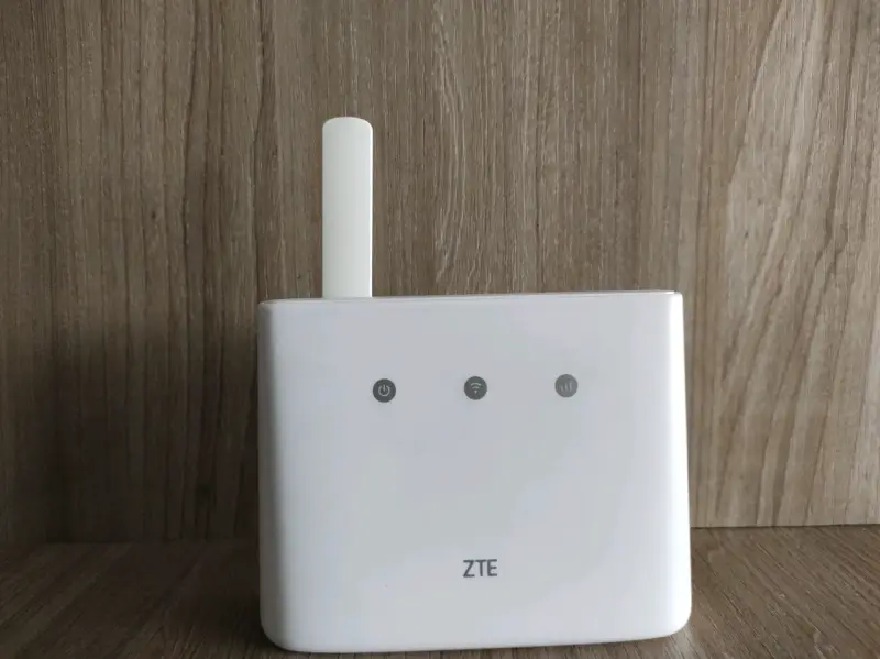 Router WiFi 4G ZTE con Antena - 4