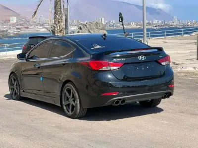 Auto Hyundai Avante 2014 negro en buen estado - miniatura 4