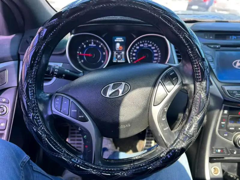 Auto Hyundai Avante 2014 negro en buen estado - 6