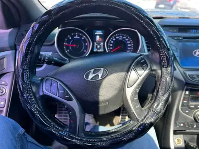 Auto Hyundai Avante 2014 negro en buen estado - miniatura 6
