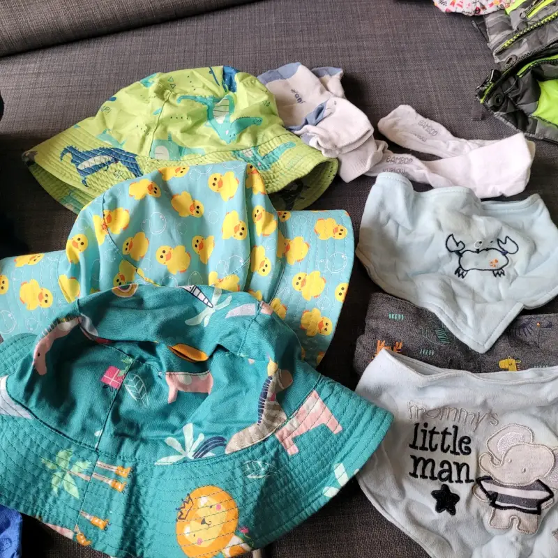 Set de gorros y baberos para bebé