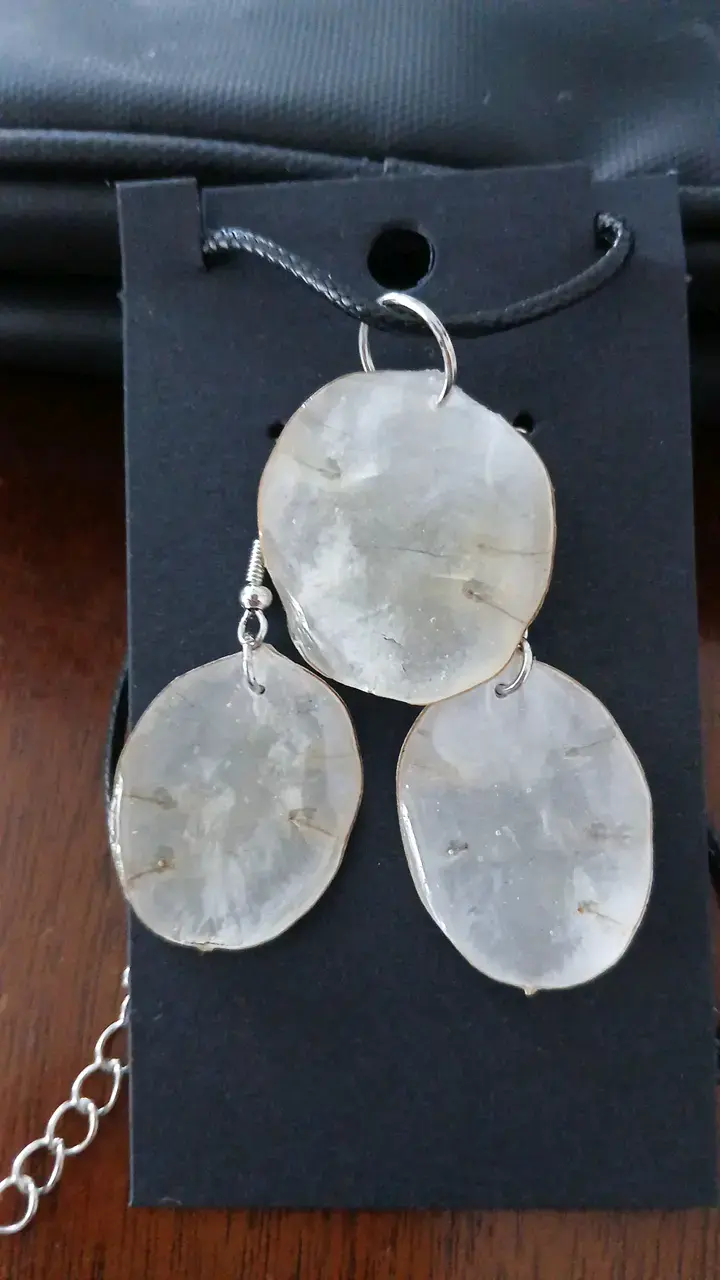 Collar y pendientes hechos con resina y flores