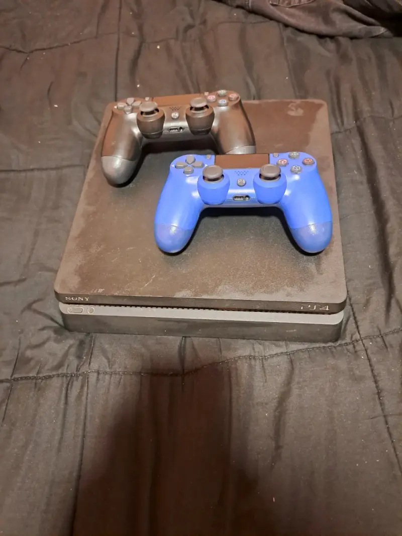 Consola Sony PS4 con dos controles - 1