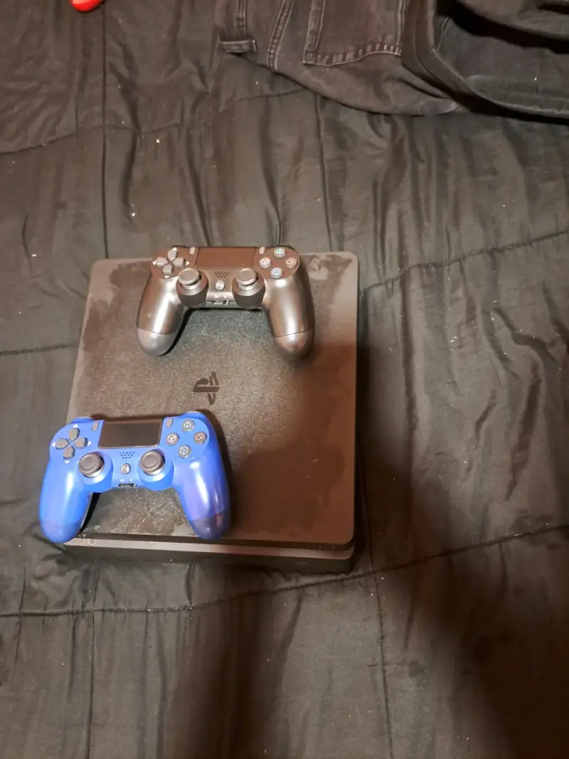 Consola Sony PS4 con dos controles - 2