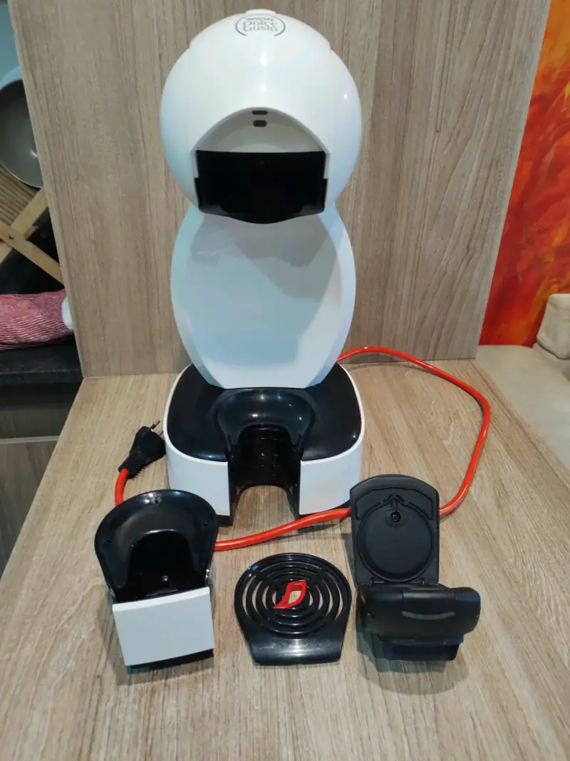 Cafetera Dolce Gusto blanca con accesorios