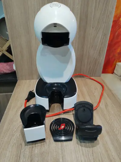 Cafetera Dolce Gusto blanca con accesorios - miniatura 1