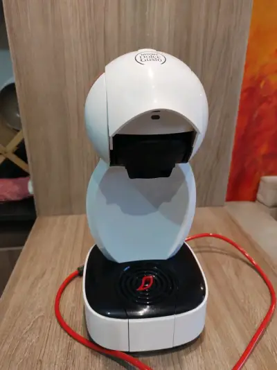 Cafetera Dolce Gusto blanca con accesorios - miniatura 3