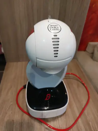 Cafetera Dolce Gusto blanca con accesorios - miniatura 4