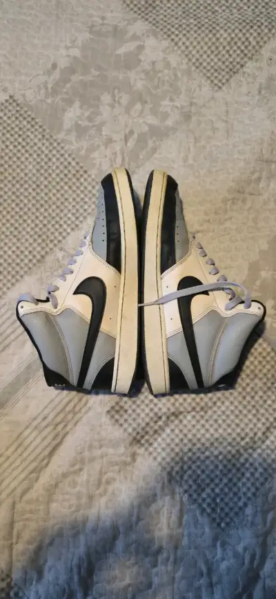 Zapatillas deportivas Nike gris y negro - miniatura 2