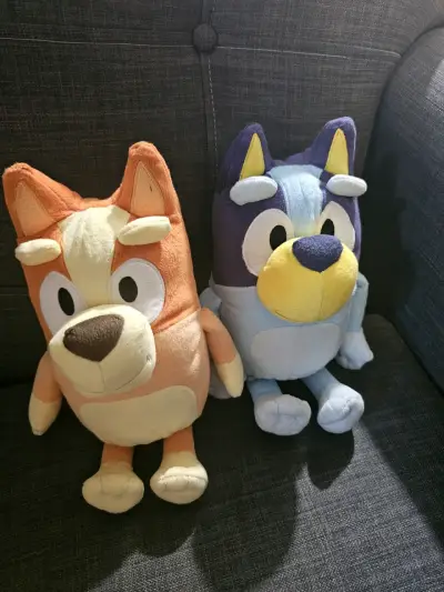 Peluches de personajes Bluey y Bingo cantan - miniatura 2