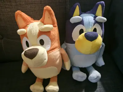 Peluches de personajes Bluey y Bingo cantan - miniatura 5
