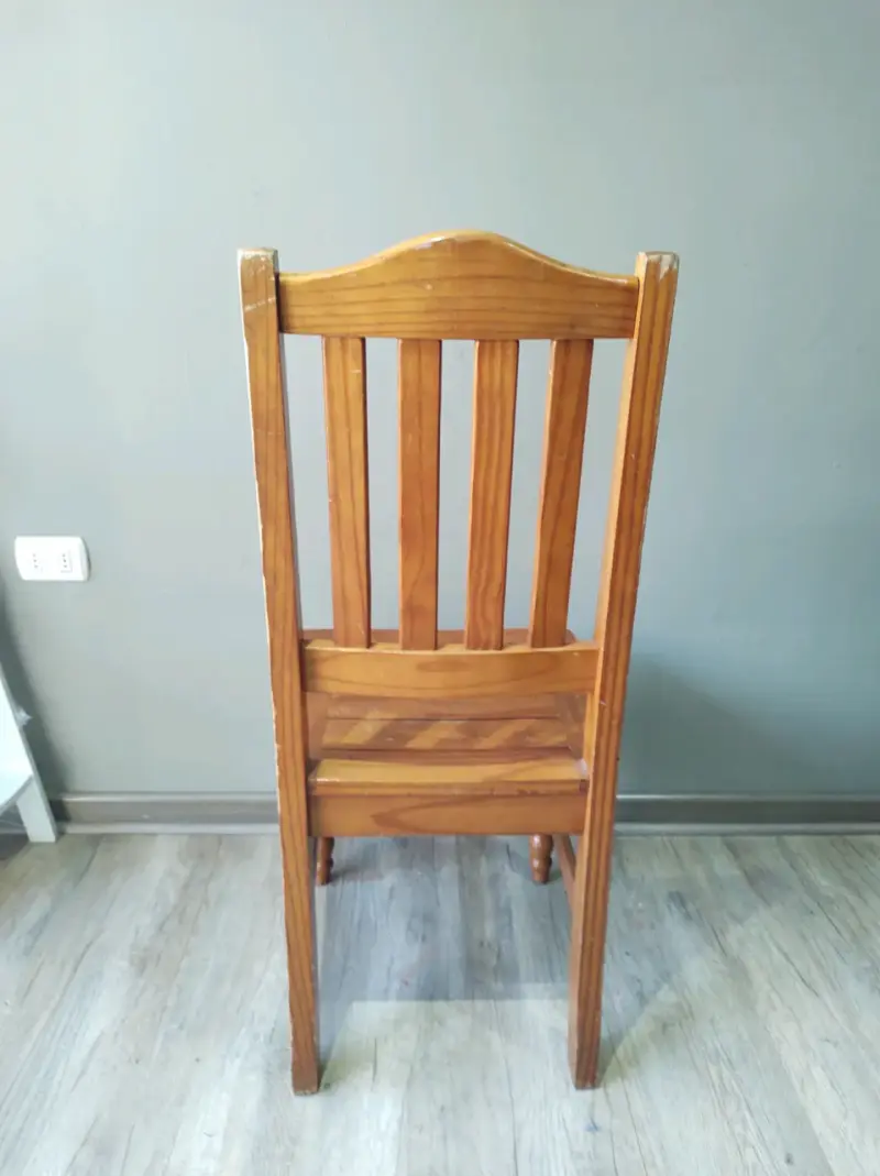 Silla de madera clásica en buen estado