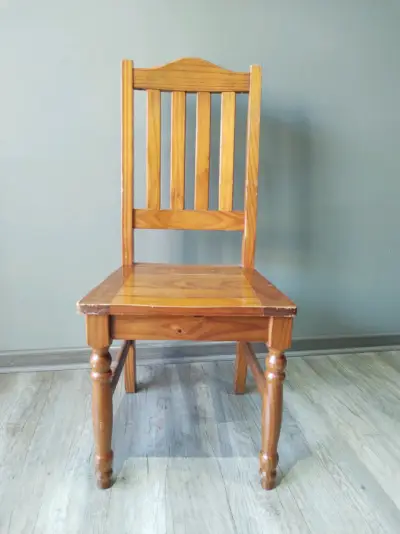Silla de madera clásica en buen estado - miniatura 2