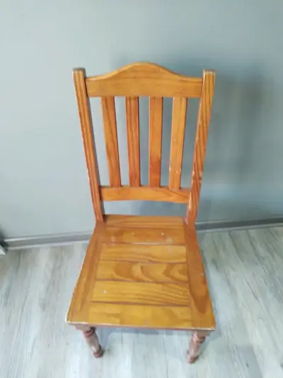 Silla de madera clásica en buen estado - miniatura 3