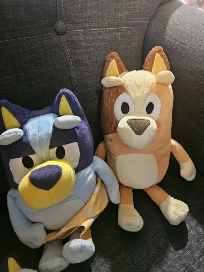 Peluches de personajes animados Bluey y mamá - miniatura 1