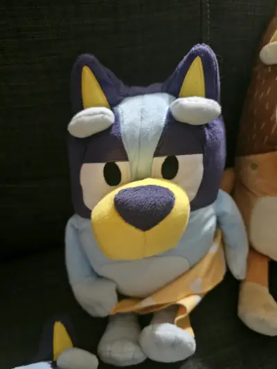 Peluches de personajes animados Bluey y mamá - miniatura 3