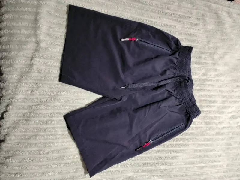 Shorts deportivos azules con bolsillos