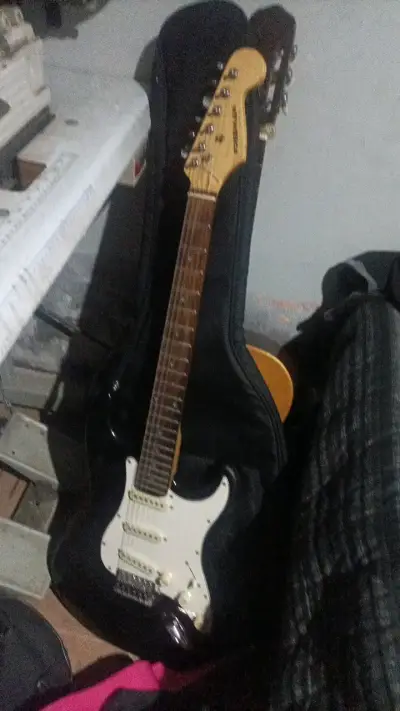Guitarra eléctrica negra con funda - miniatura 1