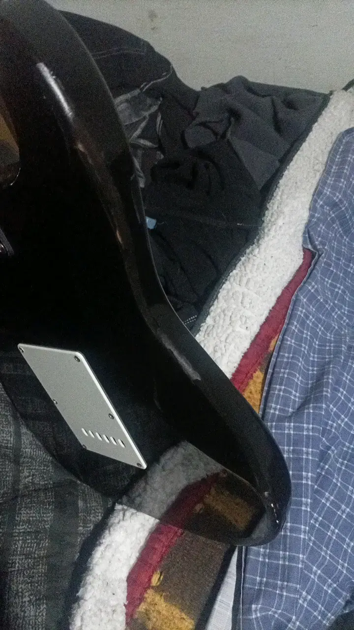 Guitarra eléctrica negra con funda - 3