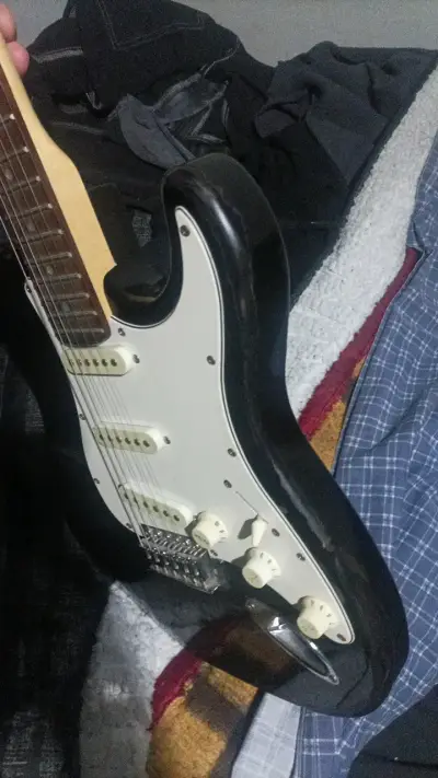 Guitarra eléctrica negra con funda - miniatura 4