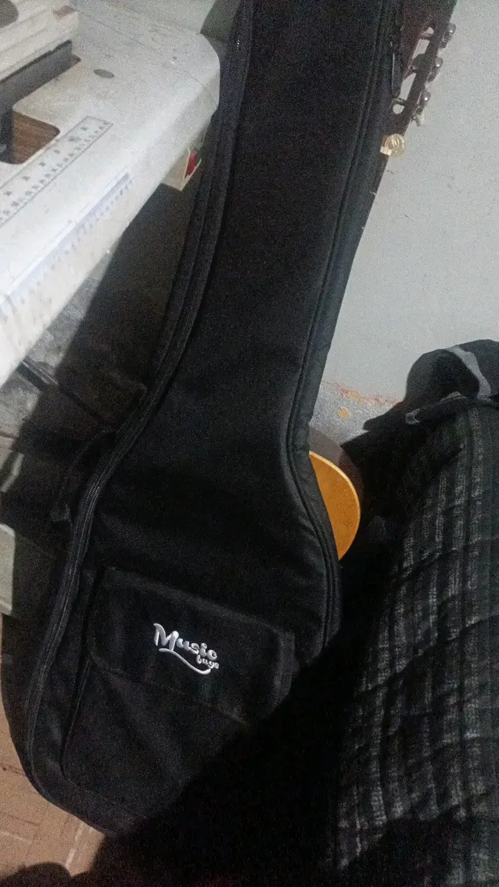 Guitarra eléctrica negra con funda - 5