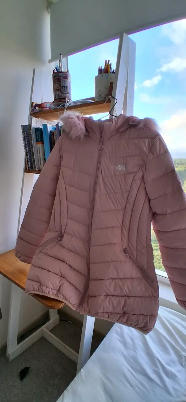 Chaqueta acolchada rosada con capucha de piel - 1