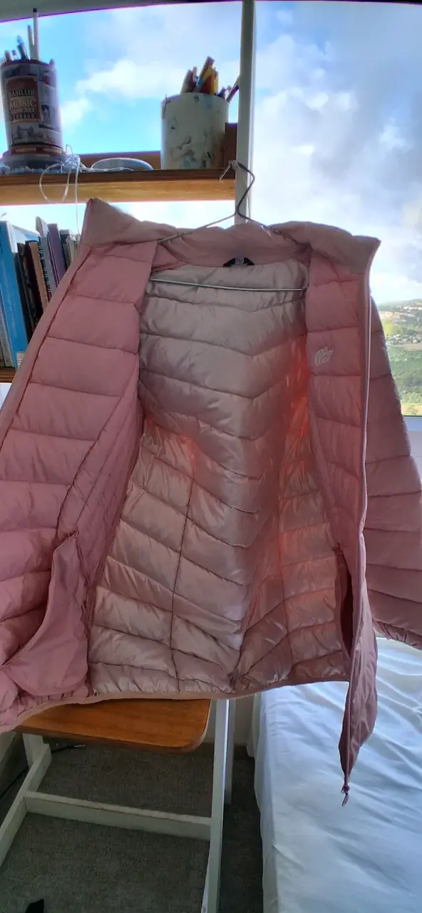 Chaqueta acolchada rosada con capucha de piel - 2