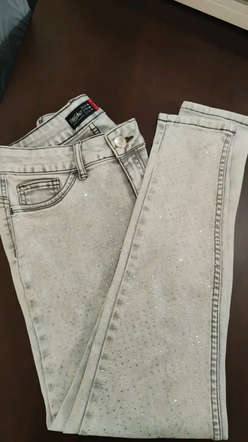 Jeans gris con detalles brillantes