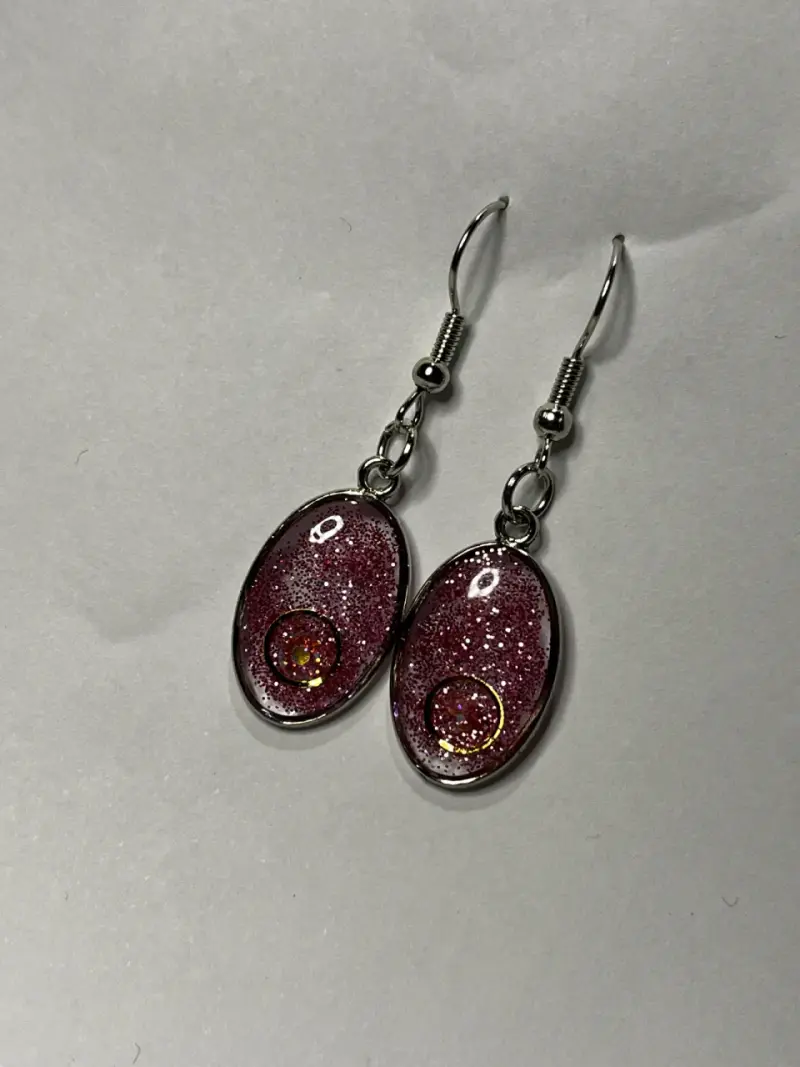 Aros colgantes ovalados con brillo rosa