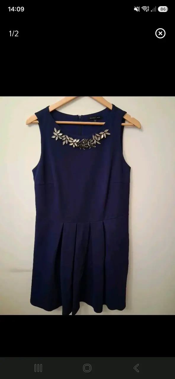 Vestido azul con detalle floral en el cuello
