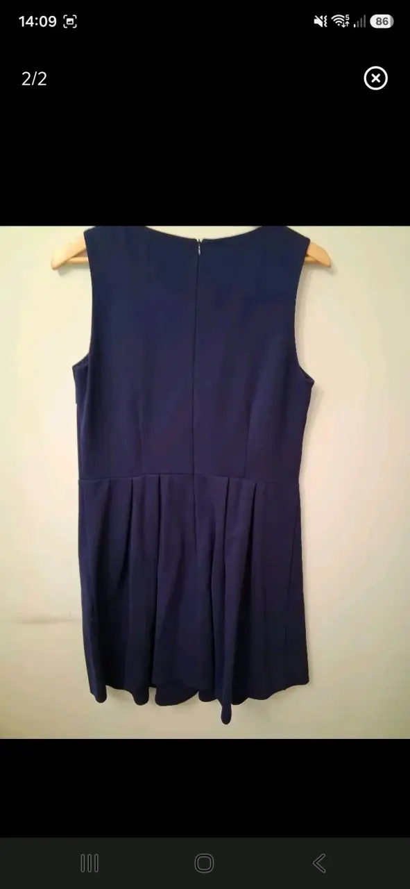 Vestido azul con detalle floral en el cuello - 2