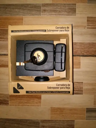 Cerradura de sobreponer para reja con cilindro - miniatura 1