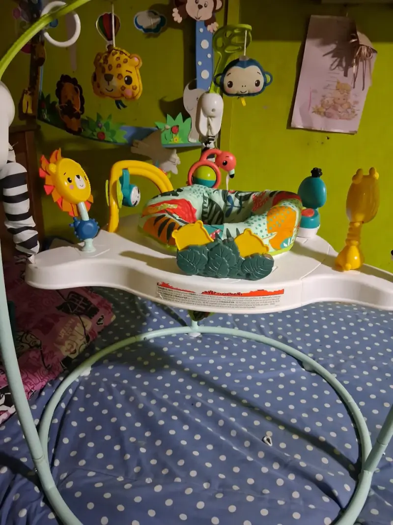 Centro de actividades para bebé con juguetes
