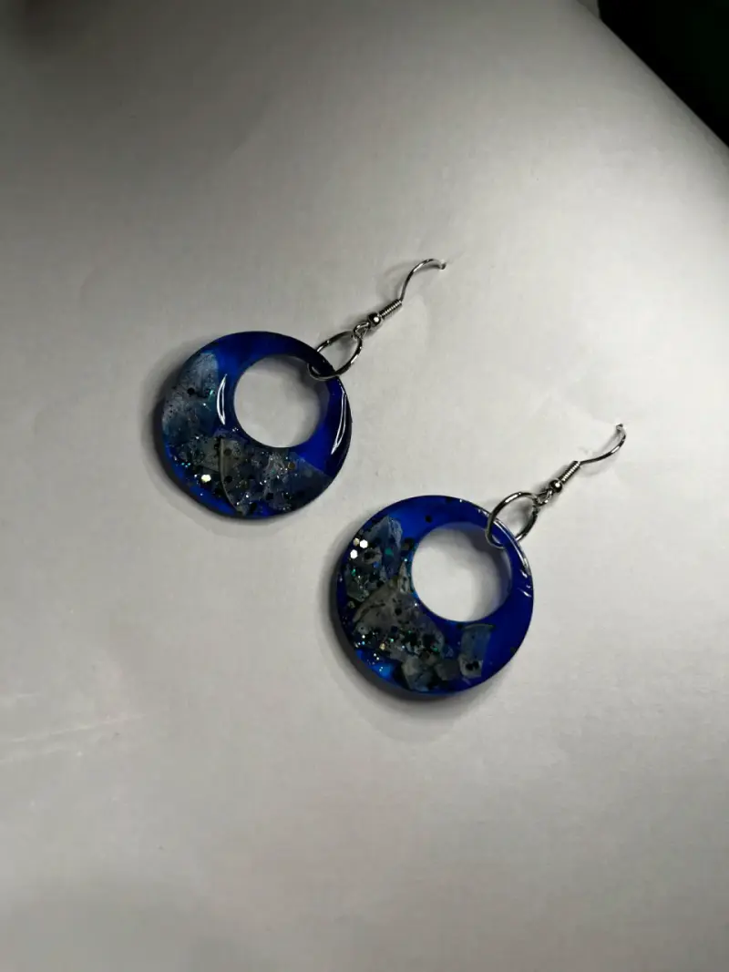Aros colgantes circulares azul con glitter