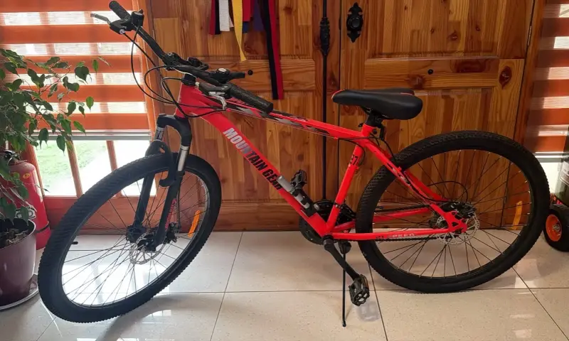 Bicicleta Mountain Gear roja para montaña