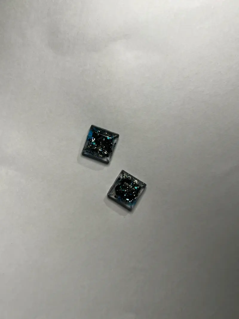 Pendientes cuadrados con brillo negro