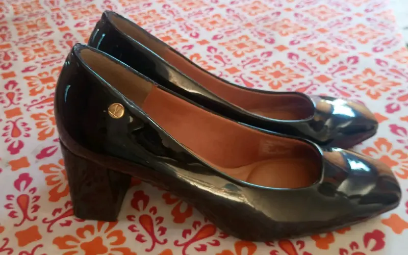 Zapatos de charol negros con tacón Vizzano
