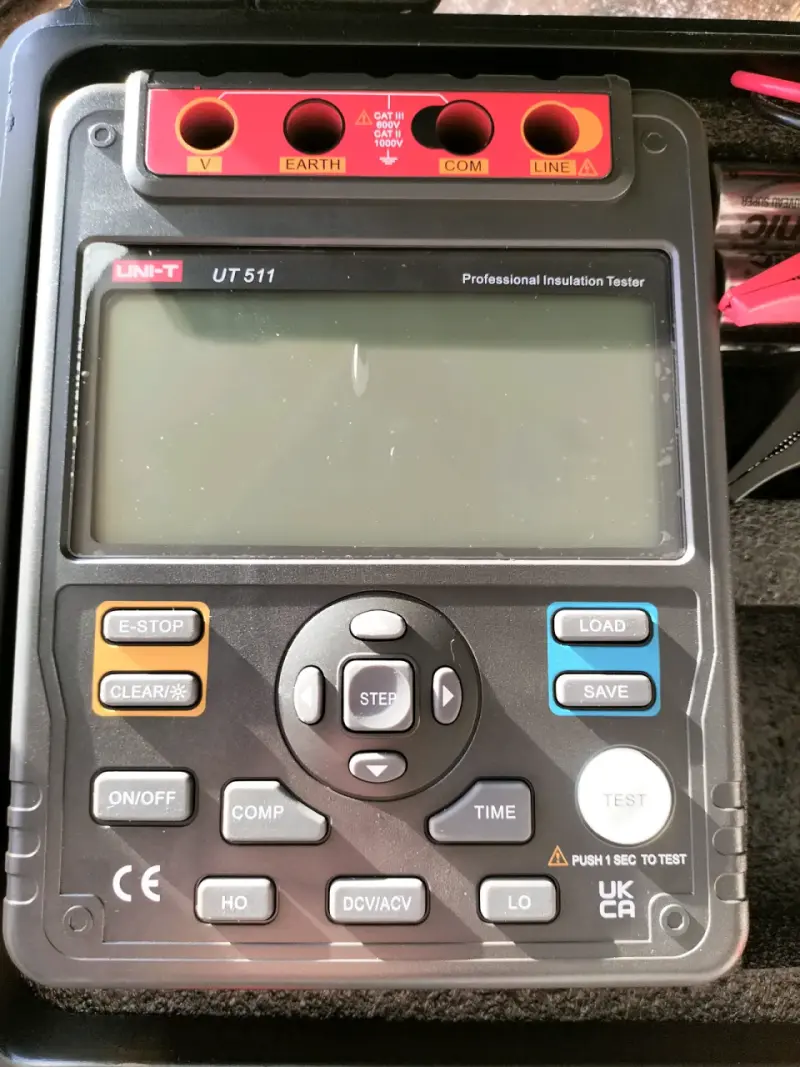 Probador de Resistencia de Aislamiento UNI-T UT511 - 4