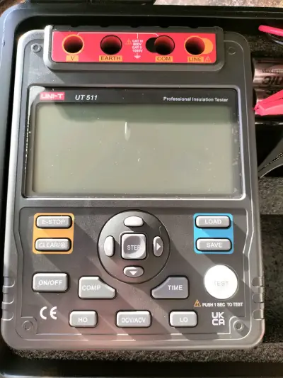 Probador de Resistencia de Aislamiento UNI-T UT511 - miniatura 4