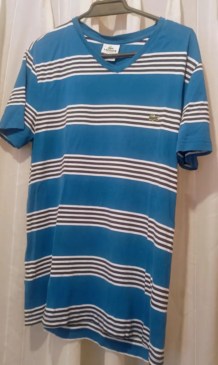 Polera Lacoste azul a rayas para hombre