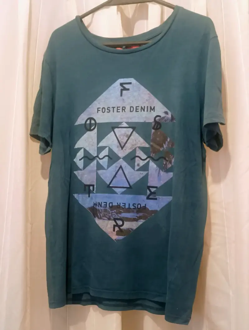 Polera Foster Denim verde con diseño gráfico