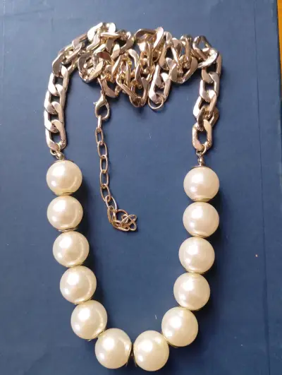 Collar de perlas con cadena dorada - miniatura 1