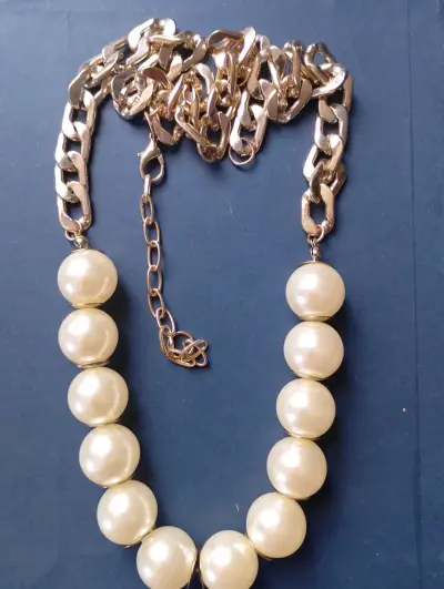 Collar de perlas con cadena dorada - miniatura 2