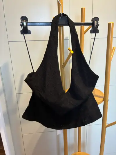 Top negro cuello halter y sin espalda - miniatura 1