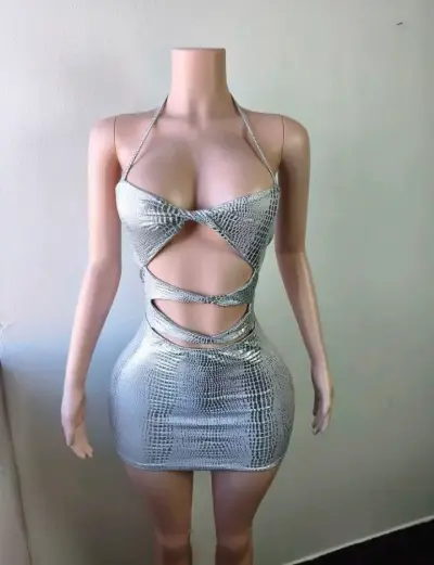 Vestido corto plateado con diseño de cortes - miniatura 1